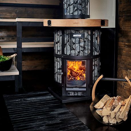 Harvia Legend Greenflame -puukiuas tummassa saunassa