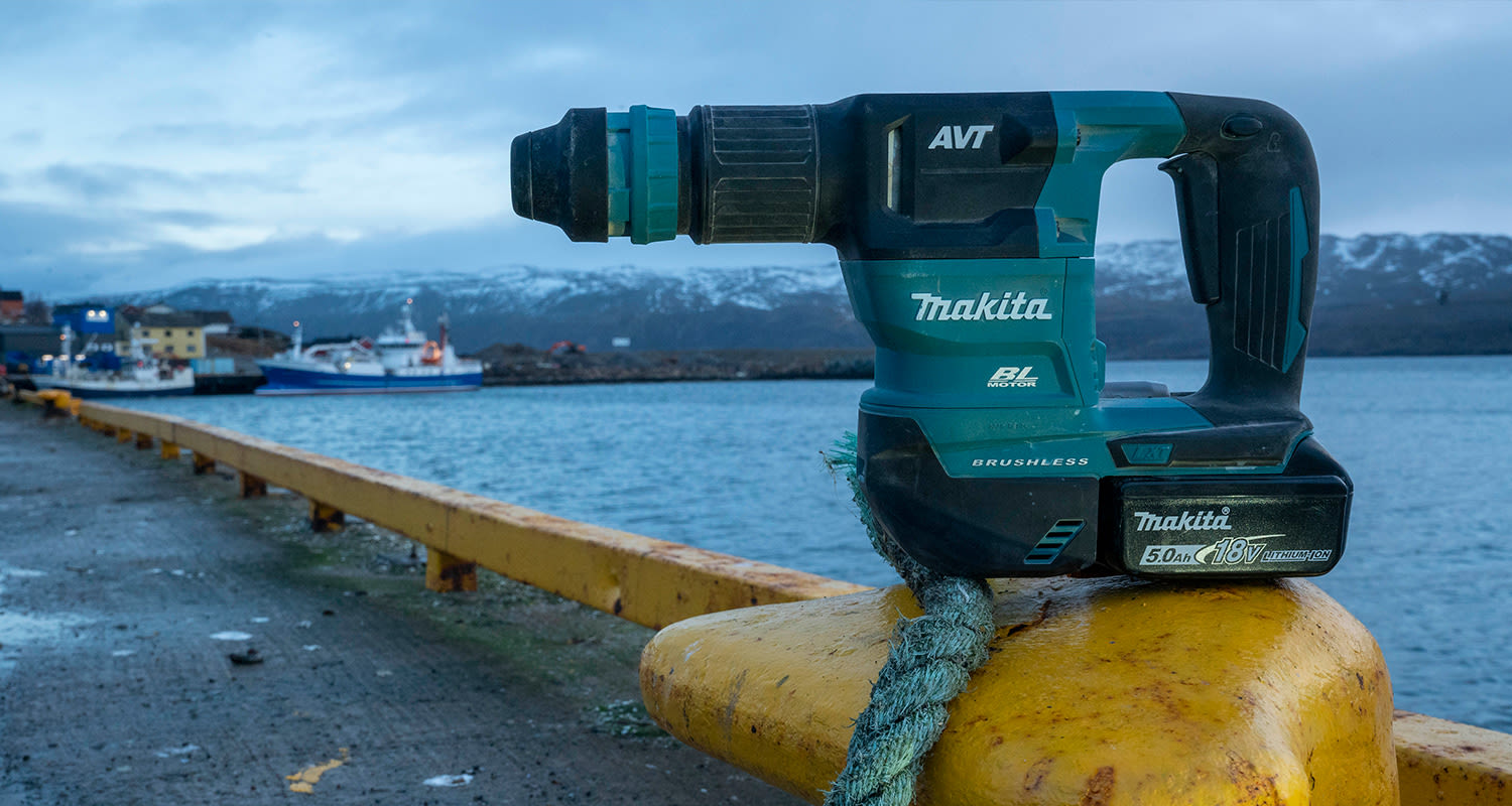 Makitan akkukäyttöinen piikkauskone maisemakuvassa