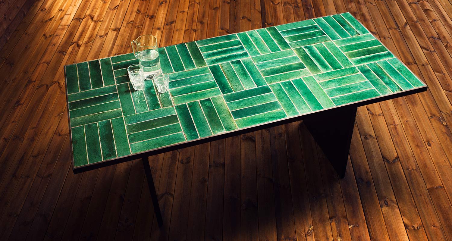 diy laattapöytä, joka on laatoitettu smaragdinvihreillä laatoilla