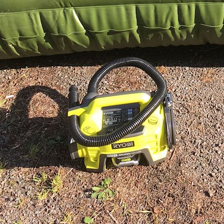 Ryobin akkukompressori täyttää kumivenettä