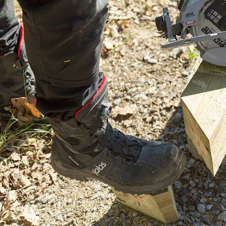 Kuvassa Jalaksen turvasaappaat mallia 9998 Exalter GTX, kenkiä myy K-Rauta.