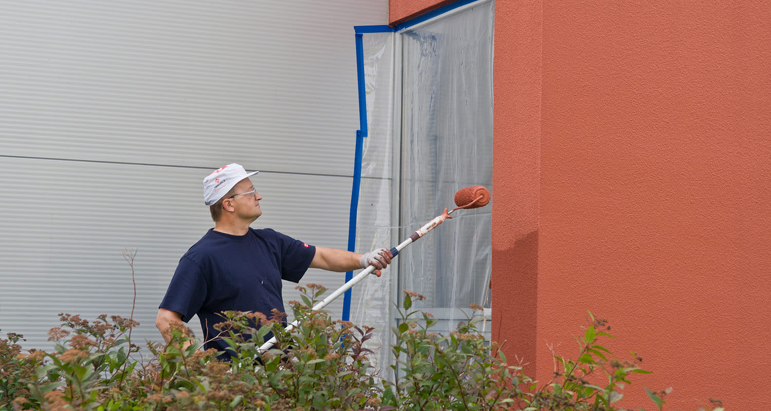 Kivitalon maalaus menossa