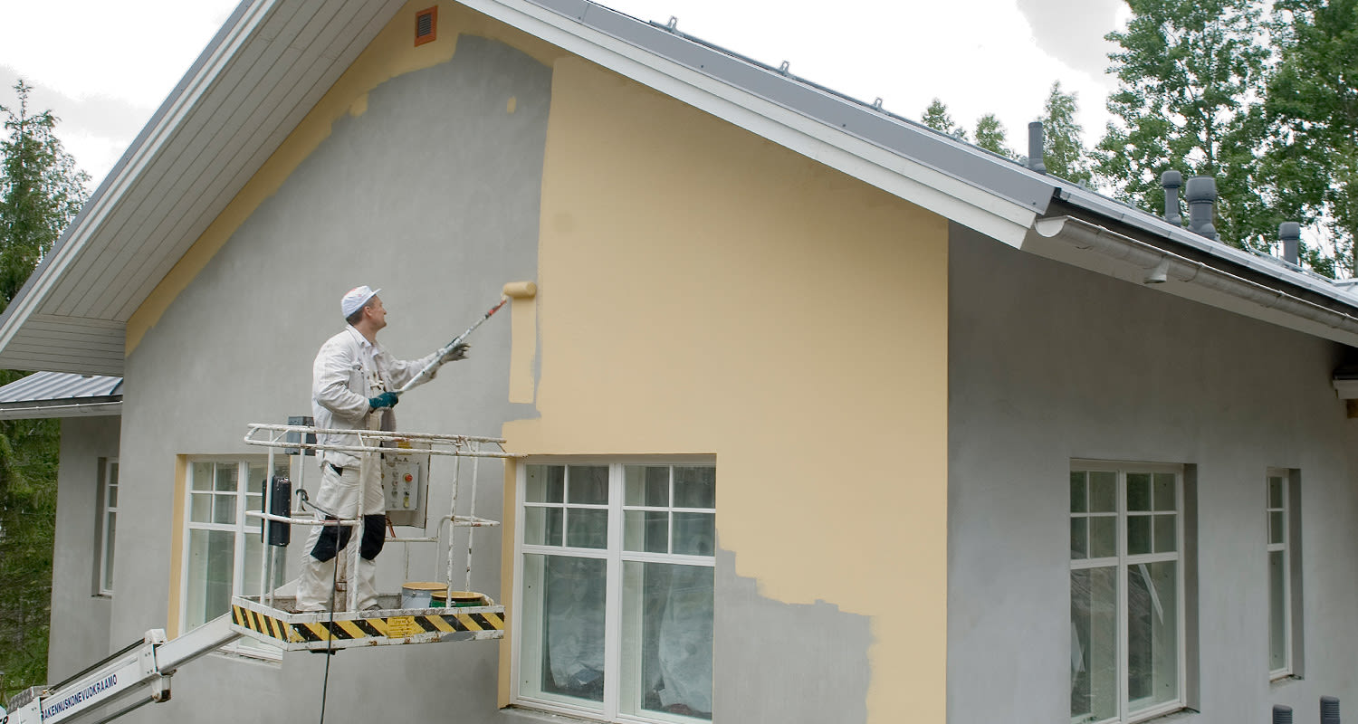 Kivitalon maalaus vaalealla sävyllä käynnissä