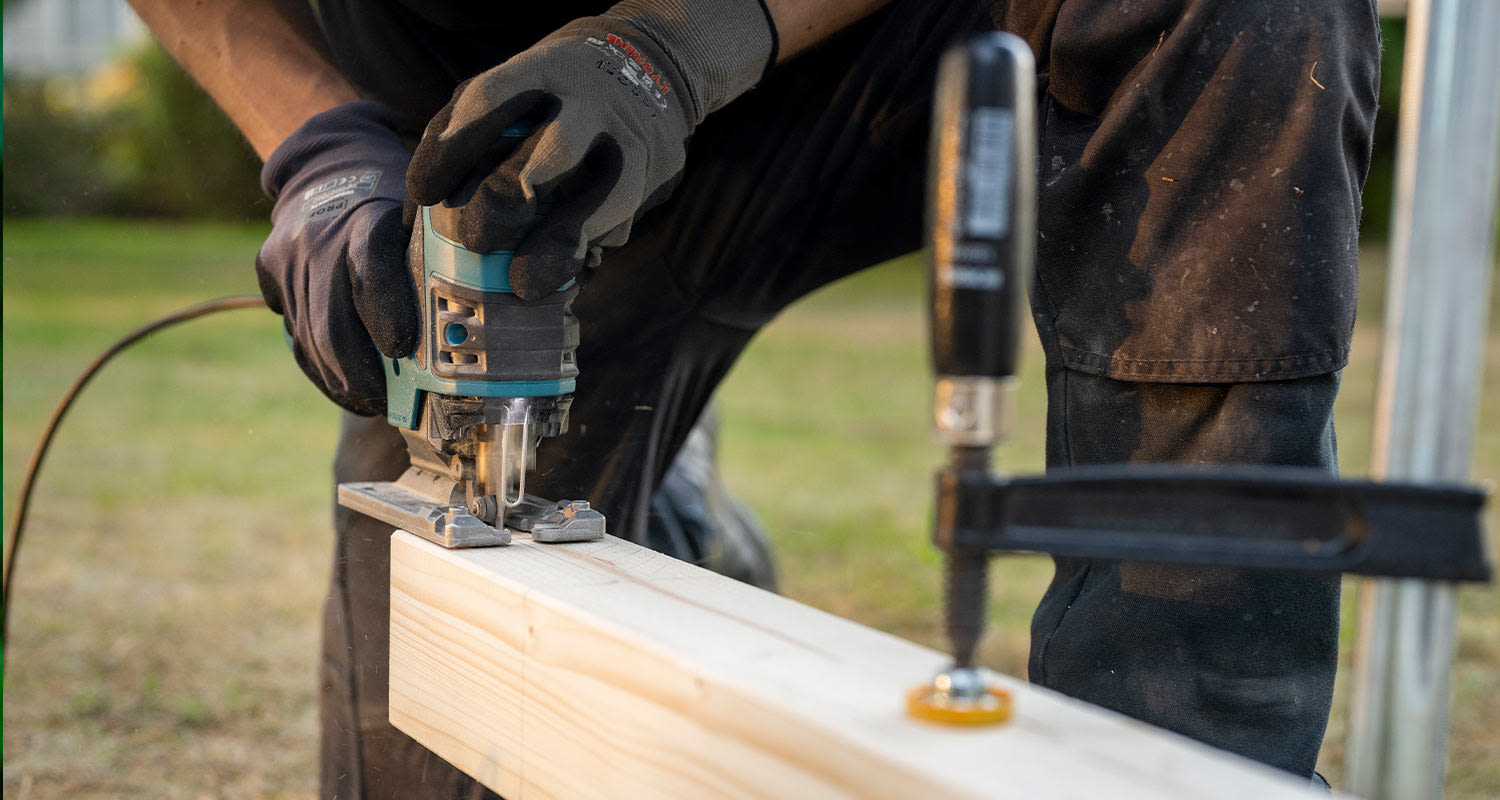 Modernin pergolan rakentaminen. Kuvassa lapaliitoksien sahaus.