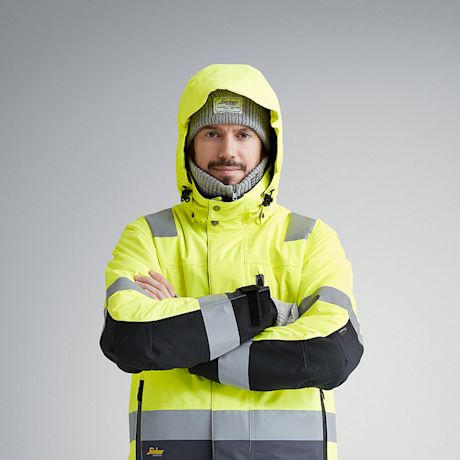 työmies keltaisessa Snickersin huomiotalvitakissa ja työhousuissa
