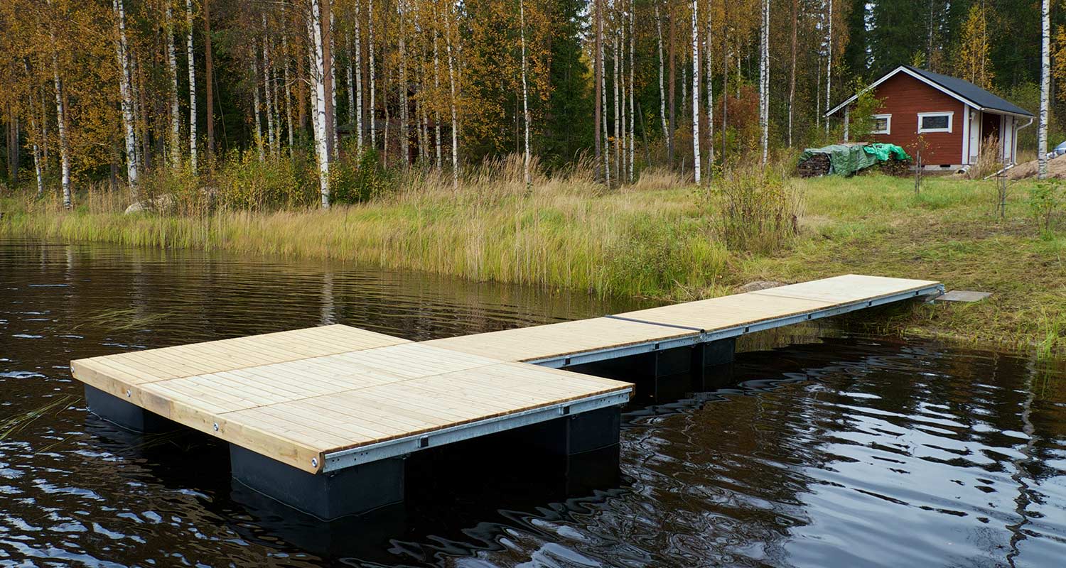 Laituri Luoman Ulpukka järvessä