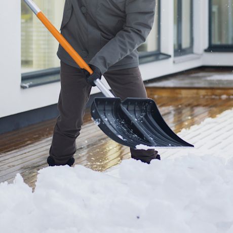 Kuvassa lapioidaan lunta Fiskarsin lumentyöntimellä.