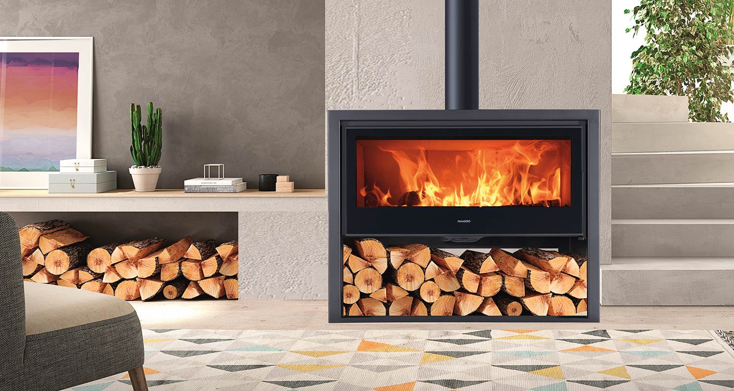 Olohuoneessa näyttävä Panadero Allegro Ecodesign -valmistakka, jossa on alapuolella tilaa polttopuille. Panadero-valmistakat löydät K-Raudasta.