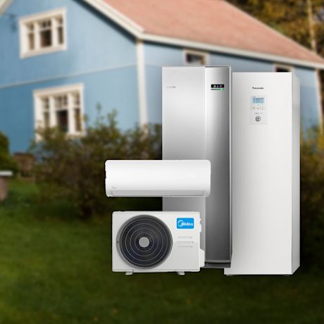 Ilmalämpöpumppu, ilma-vesilämpöpumppu ja maalämpöpumppu omakotitalon edessä.