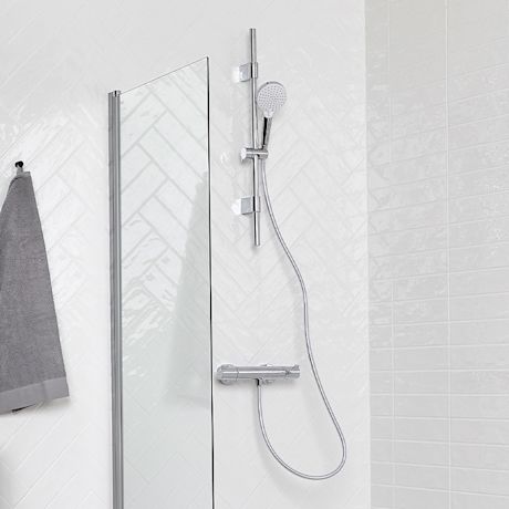 Vaalea kylpyhuone, jossa kirkas ja pelkistetty suihkuseinä, myynnissä K-Raudassa