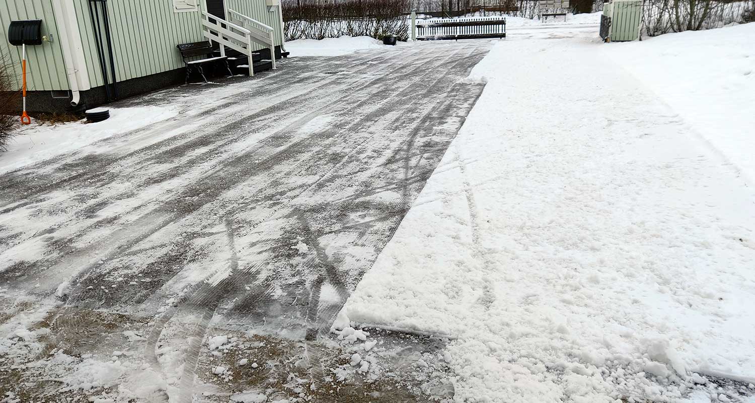 Ryobin akkulumilingolla puhtaaksi lingottu pihamaa