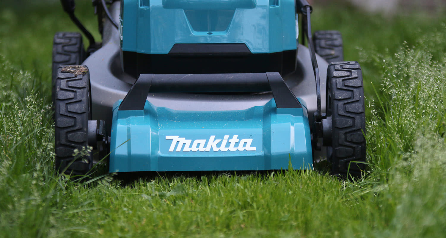 Akkuruohonleikkuri Makita DLM462Z leikkaamassa pitkää nurmikkoa