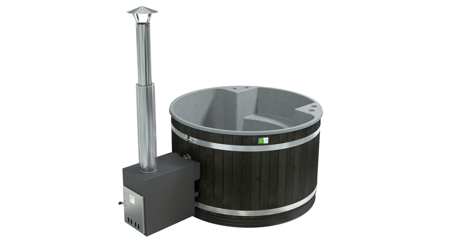 Pyöreä tummapuisella ulkopinnalla ja hopeisilla metallirenkailla oleva kylpytynnyri savupiipulla