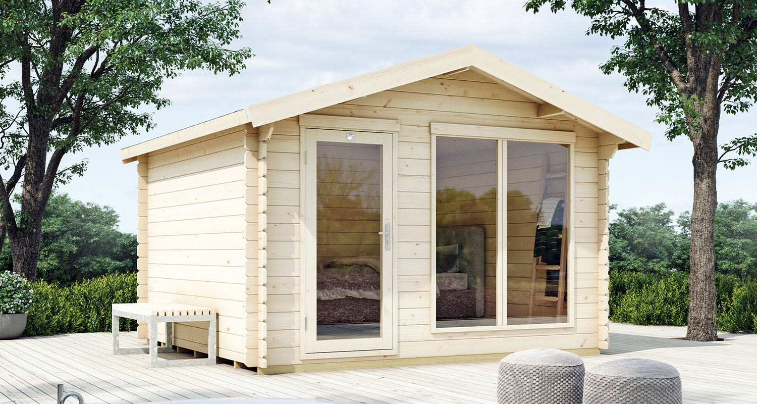 Vaalea puumökki lasiovella ja ikkunalla terassilla, harmaat poufit, taustalla puut.