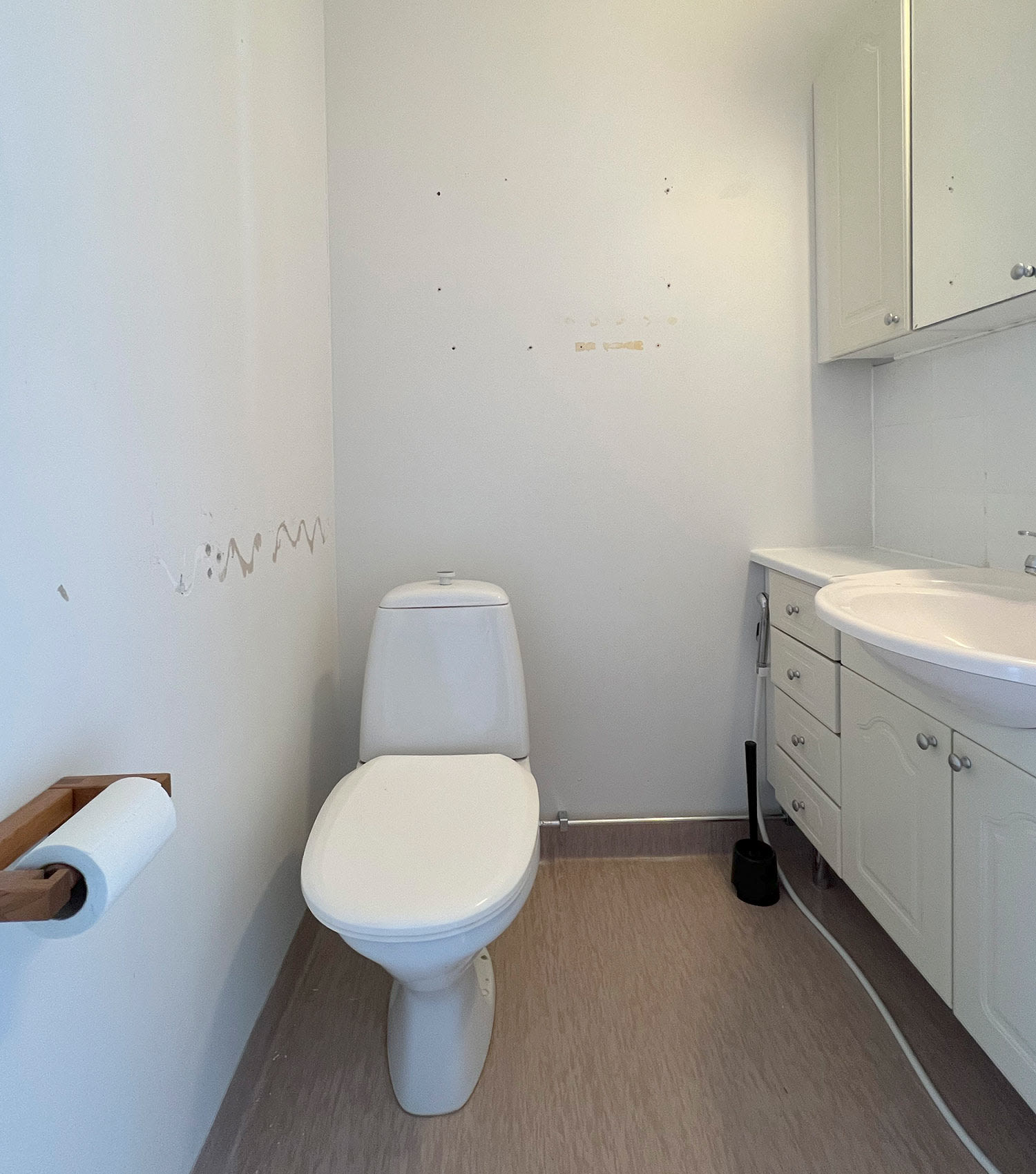 Pieni wc wc-remontin jälkeen. WC-remontti tehtiin K-Raudan tuotteilla. Kuvassa vanha wc ennen remonttia.