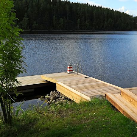 Laiturin rakentaminen toteutettuna mökkisaunan terassin jatkeeksi.