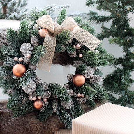 Kuvassa huurteinen joulukranssi.