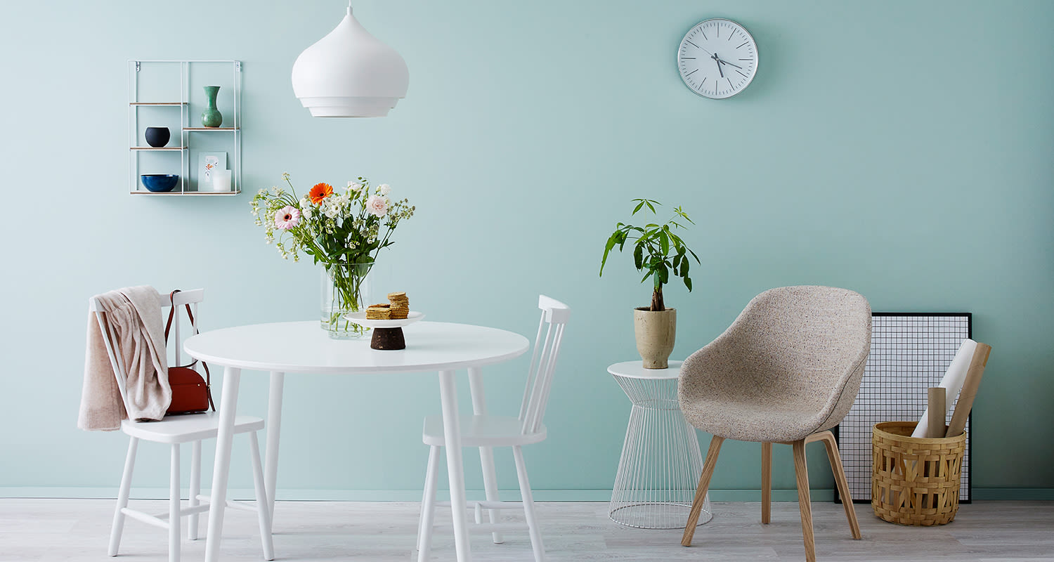 Mintunvihreäksi maalattu raikas keittiön seinä ja keittiön sisustustuotteita