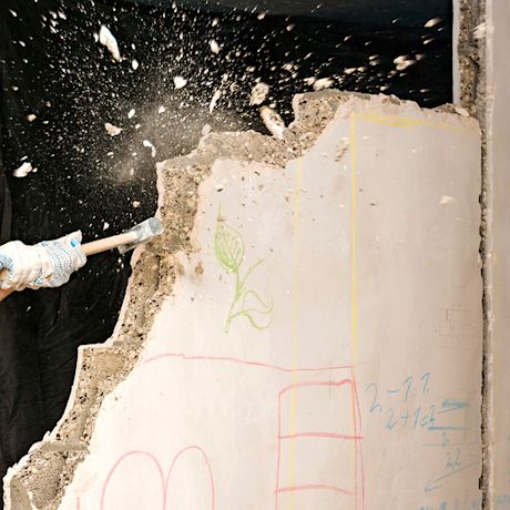 Seinän purkaminen käynnissä