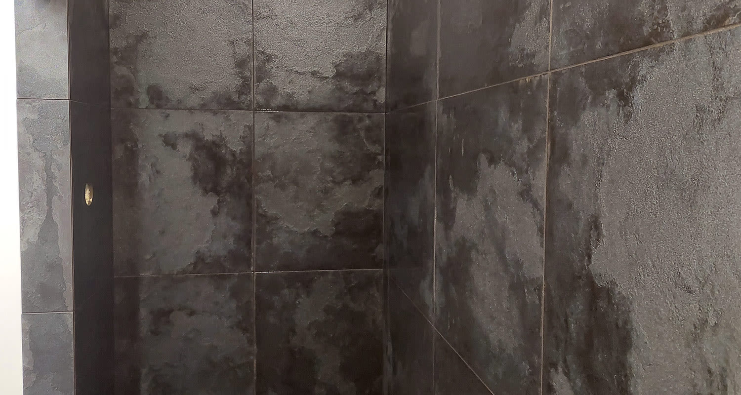 Seinälaatan pesu saumauksen jälkeen