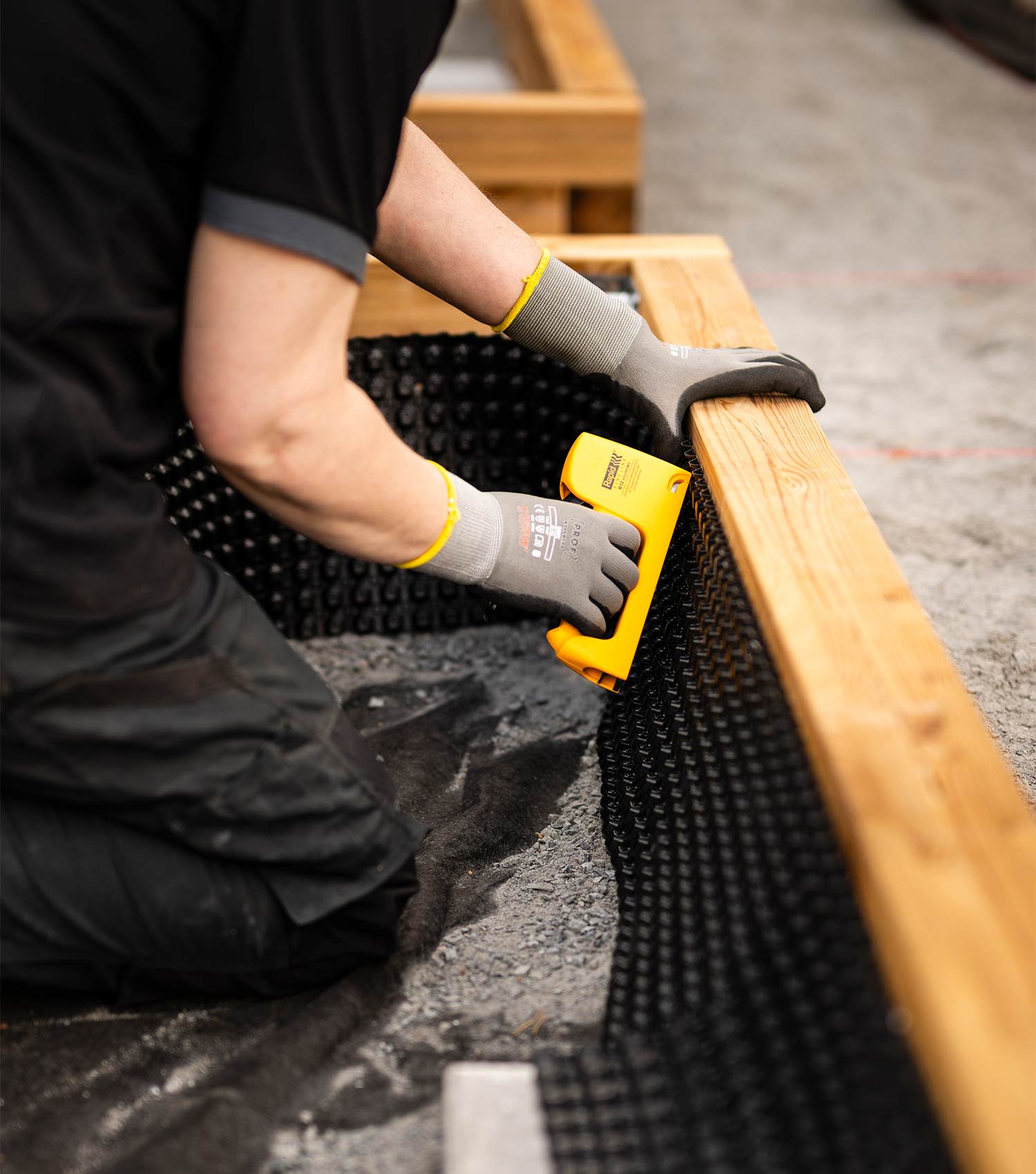 Kukkapenkin perustaminen ja kukkapenkin patolevyn asennus