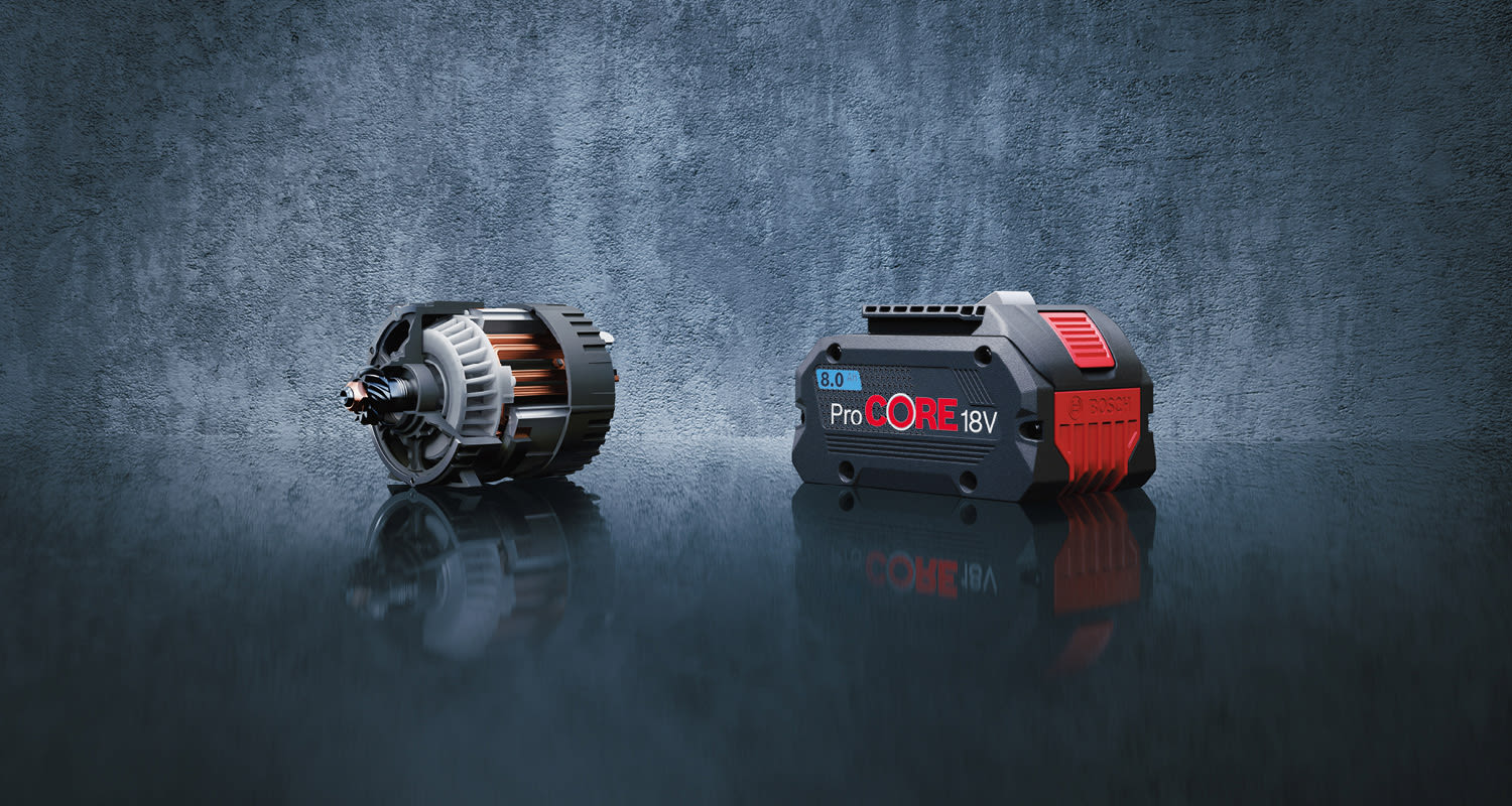 Musta ja punainen Bosch ProCORE18V 8.0Ah -akkupaketti ja harmaa roottori betonitaustan edessä