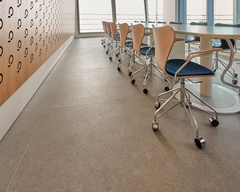 prysmian-group-kirkkonummen-kaapelitorni-krauta-pro-dekostudio-referenssikohde-ak-neuvotteluhuoneen-lattiassa-marazzi-berici-cenere-120x120-laatta
