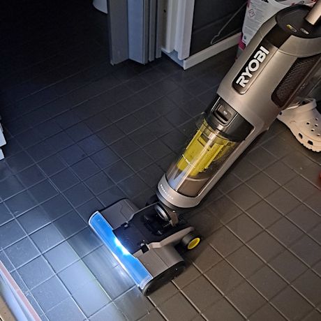 Testissä kuluttajalla lattioiden puhdistuksessa lattiapesuri Ryobi RHFC18BL-0 18V ONE+. Tuote löytyy K-Raudan valikoimista.