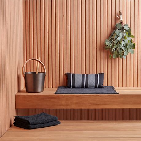 sormipaneloitu vaalea sauna löylykiululla