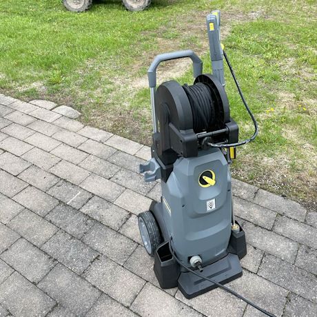 Ammattikäyttöön suunniteltu painepesuri Kärcher HD 6/15 MXA Plus testissä ammattilaisella pihan puhdistuksessa