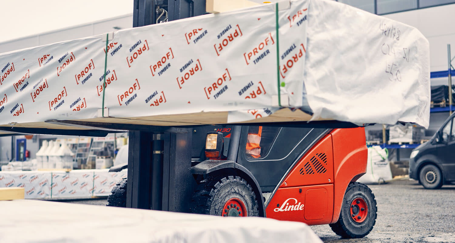 PROF-Timber määrämittainen puutavara K-Raudan pihamaalla lastattavana