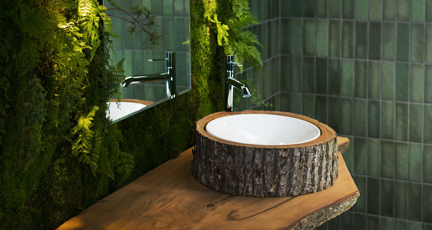 Kylpyhuoneen pesualtaalle rakennettu puinen kehikko luomassa metsän tunnelmaa kylpyhuoneeseen.