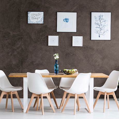 tummanruskealla kalkkimaalattu seinä