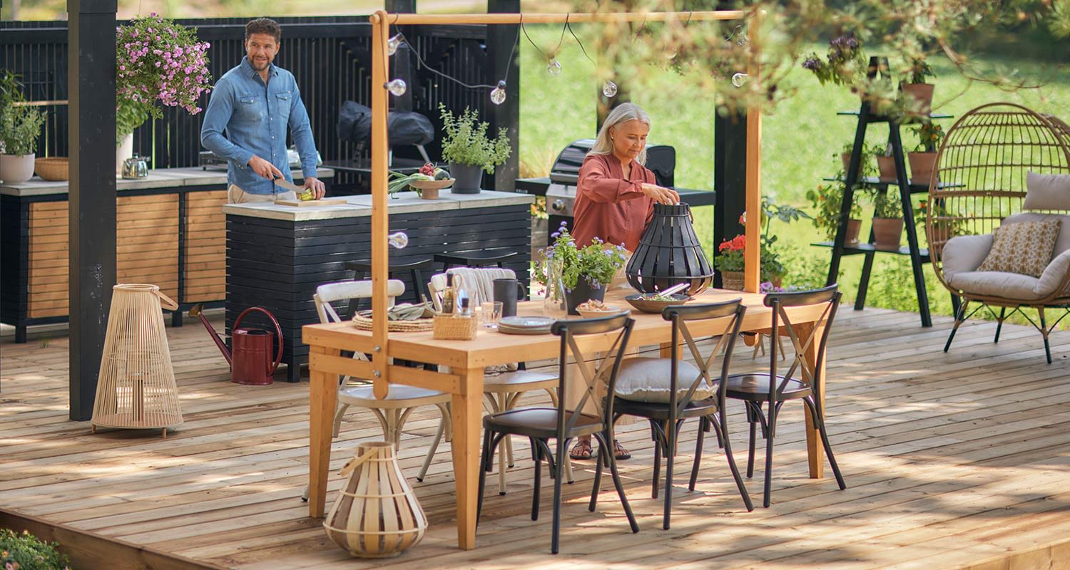 Näyttävä puuterassi on tehty terassilauta Cello kestopuu ruskeasta, myynnissä K-Raudassa