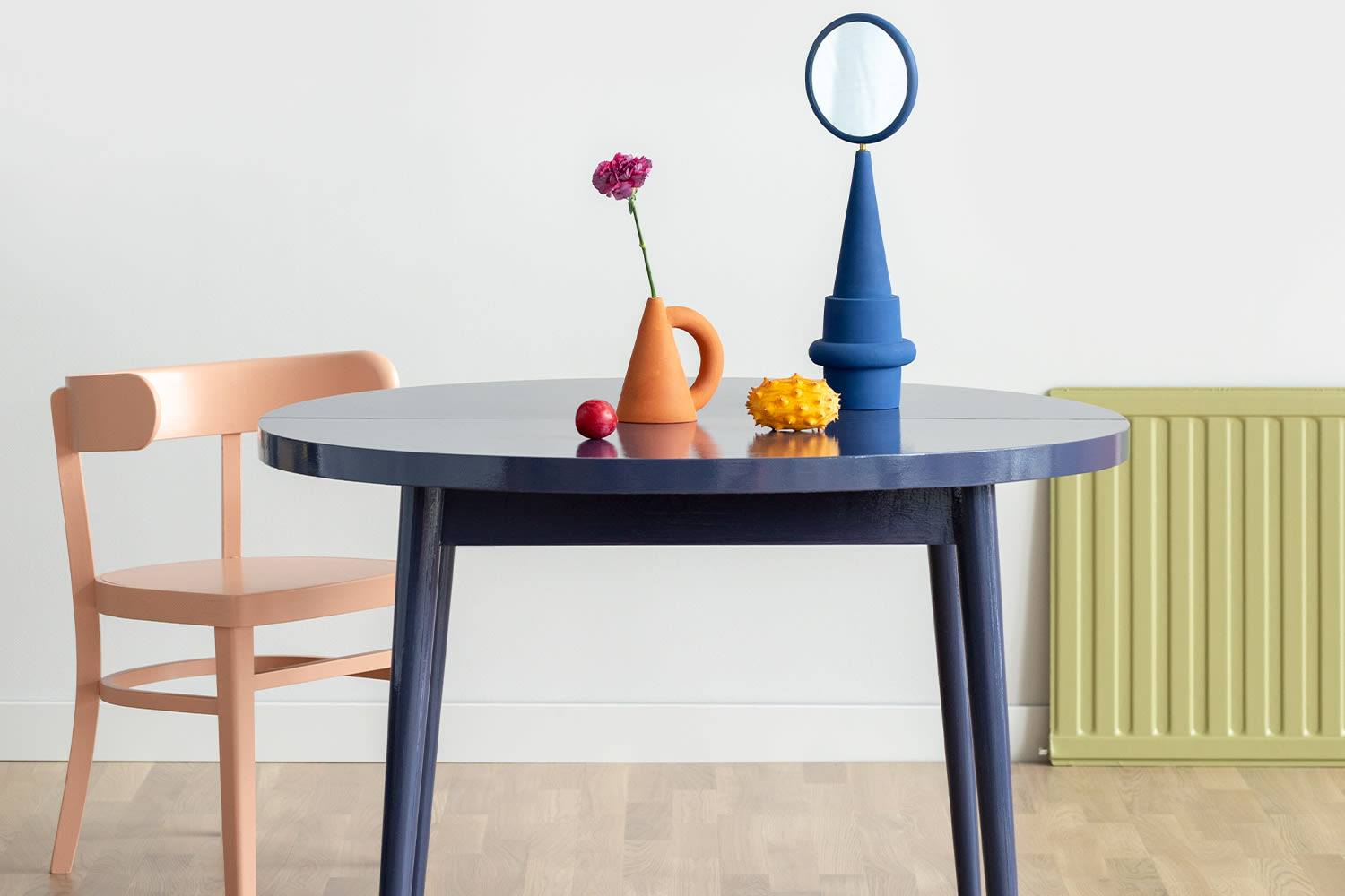 Kuvan tuoli ja pöytä on maalattu Teknos Futura Aqua 5 -kalustemaalilla, joka on sävytettävissä sisävärikartan eri sävyihin. Kyseisellä maalilla maalatusta pinnasta tulee erittäin kestävä ja helposti puhdistettava.  Tuote löytyy K-Raudan valikoimista.