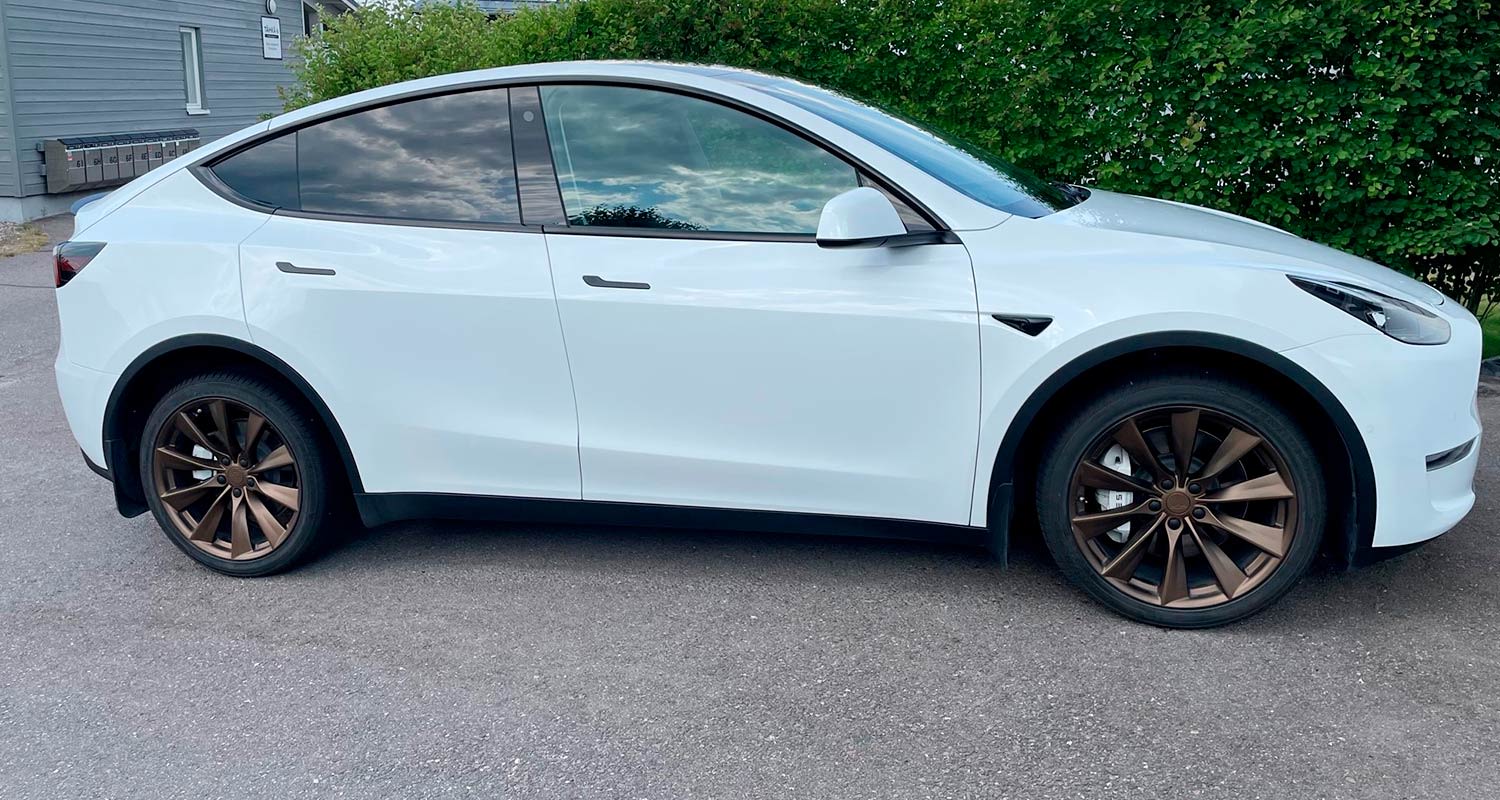 Pesty auto, jonka pesu hoitui Nilfisk Excellent 160-10 painepesurilla. Pesuria myy K-Rauta