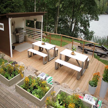 K-Rauta ja Huvila & Huussi remontoivat kesämökin pihan Asikkalassa. Kuvassa yleiskuva uudesta kesäkeittiöstä.