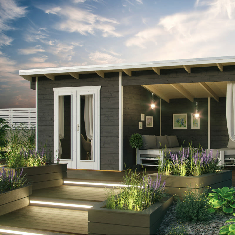 Tummapintainen pihamökki iltahämärässä, led-portaat, laventeli-istutuksia ja valaistu terassi.