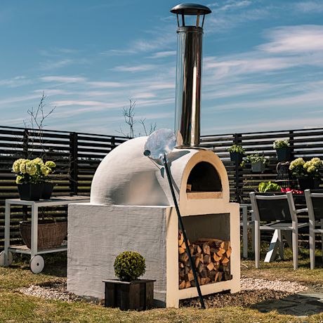 Pizzauunin teko ohjeet ja valmis pizzauuni pihalla
