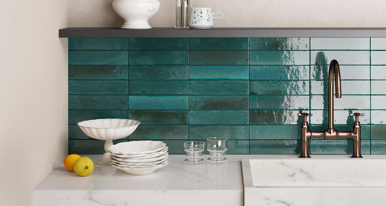 Cello Lume on elävä ja kiiltävä sinivihreä laatta, joka on kuvassa keittiön seinässä