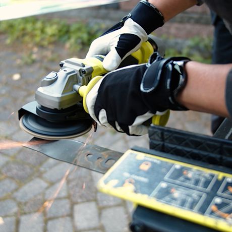 Kulmahiomakone ruohonleikkurin terän hionnassa