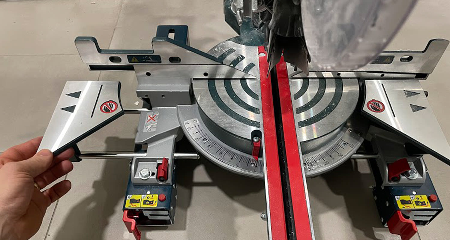 Kuvassa akkukatkaisu- ja jiirisaha Bosch GCM 18V-216 DC Solo, jossa pienet liikkuvat sivupöydät