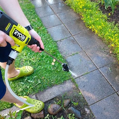 Akkupainepesuri Ryobi RY18PWX41A-125 18V testissä kuluttajalla pihalaattojen pesussa