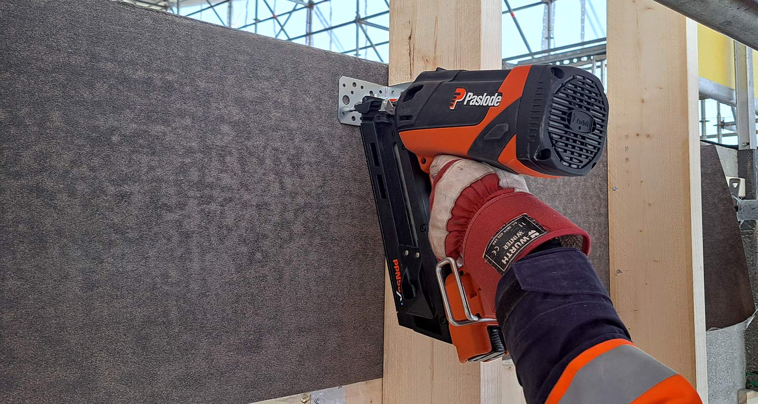 Ammattilainen testaa impulssiankkurinaulain Paslode PPN50XI työmaalla, tuote K-Raudan valikoimista.