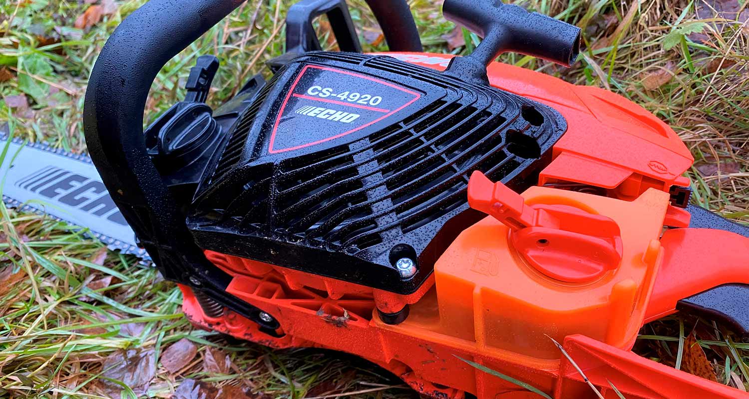 Lähikuvassa moottorisaha Echo CS 4920