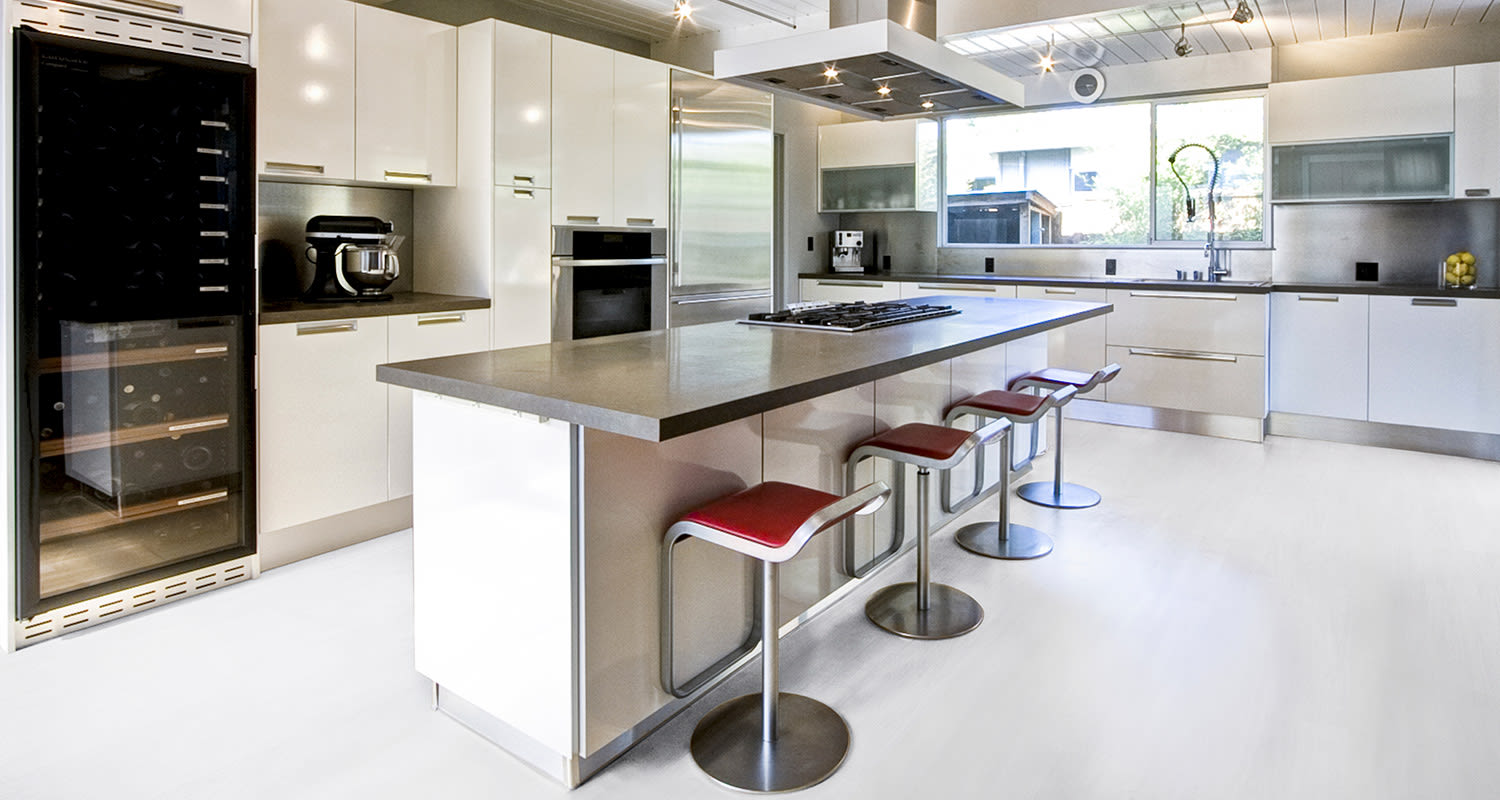 valkoinen vinyylilankku modernin valkoisen keittion lattiassa