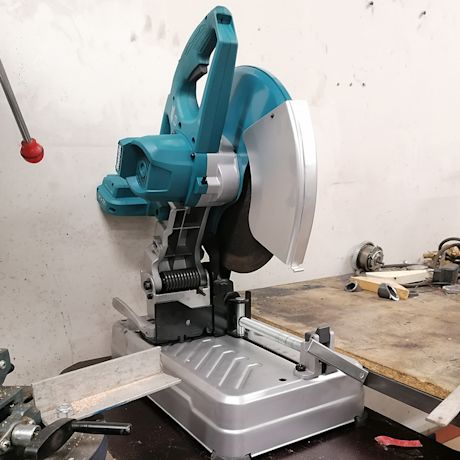 Makitan laikkakatkaisukone tuotetestissä ammattilaisella