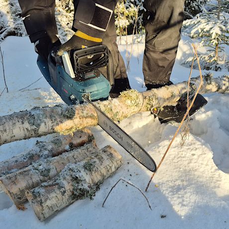 Testissä ammattilaisella akkuketjusaha Bosch GKE 18V-40 Solo, tuotetta myy K-Rauta