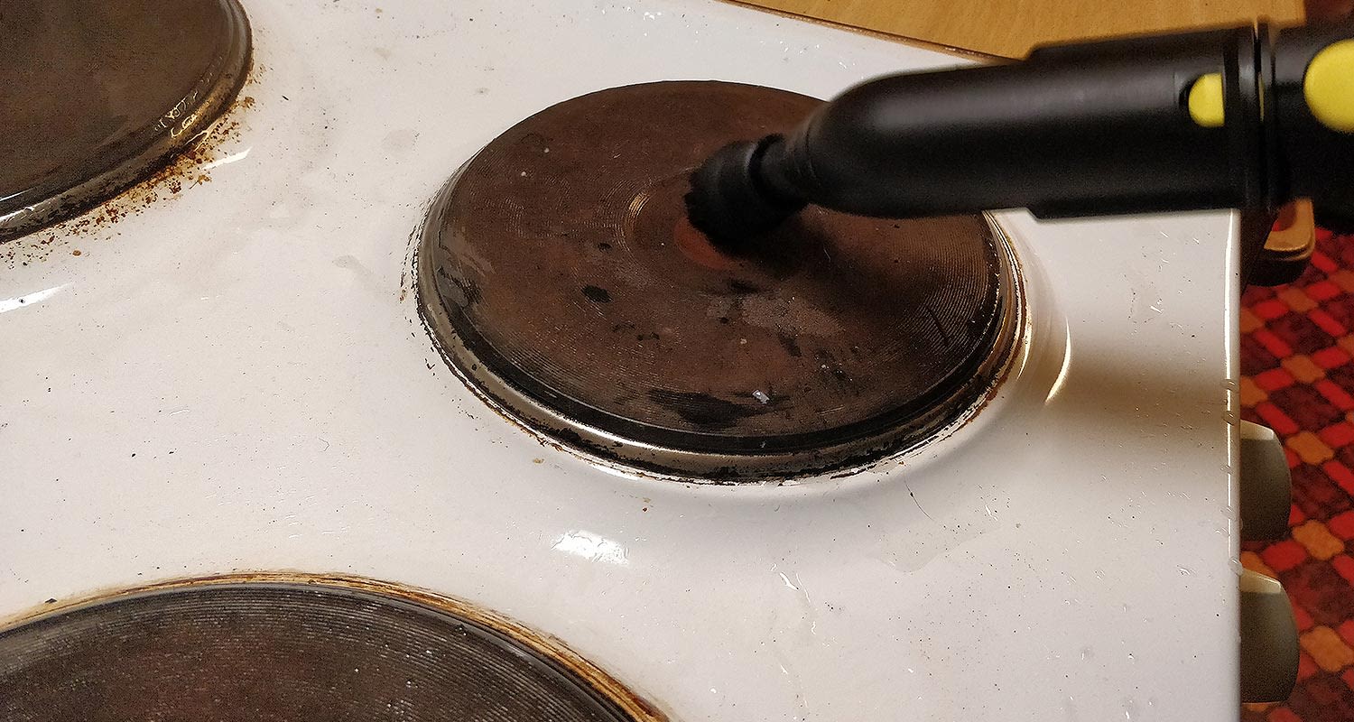 Kärcherin höyrypuhdistimella puhdistettu vanhan hellan paistolevy