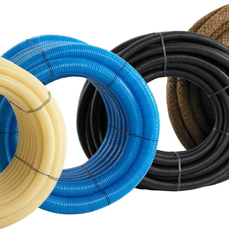 Kolme kelattua joustavaa muoviputkea valkoisella taustalla: beige, sininen ja musta.